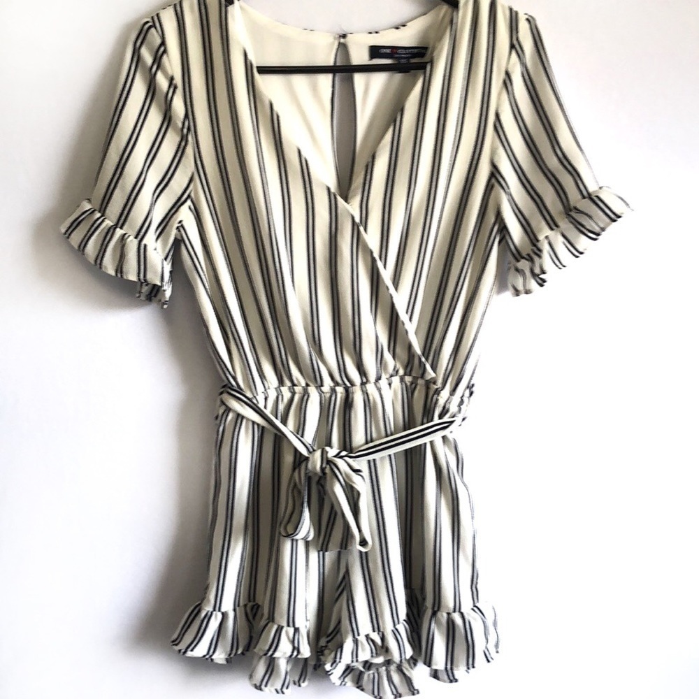 𝅺nwt One Clothing XS Navy Blue and Cream Jumpsuit